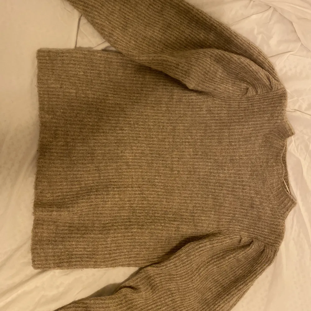Såå mysig och fin stickad tröja med puffärm från selected femme . Perfekt nu när det börjar bli kallt. Vet inte exakta storleken, men den passar s-l beroende på hur man vill att den ska sitta.💗💗. Tröjor & Koftor.