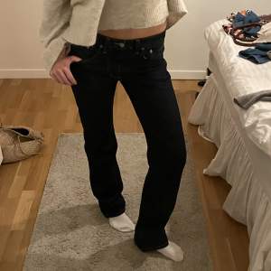 Sjukt snygga low waist och mörkblåa jeans från Davy’s! Jag är 180cm lång:)