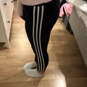 Adidasbyxor  - Svarta adidasbyxor. Anväda mycket.