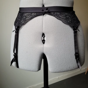 Strumpebandshållare - Strumpebandshållare i svart spets. Endast använd en gång.