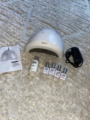 Nagelkit - Säljer ett kit med en uv lampa från Cdon nypris 379kr och fyra iq Depend gel nypris 85kr/st samt en pre cleanser. Lacken är oanvända och är i färgerna, pure white, poppy peach, deco rose och sunset blush. Säljer allt tillsammans för  endast 275kr! 