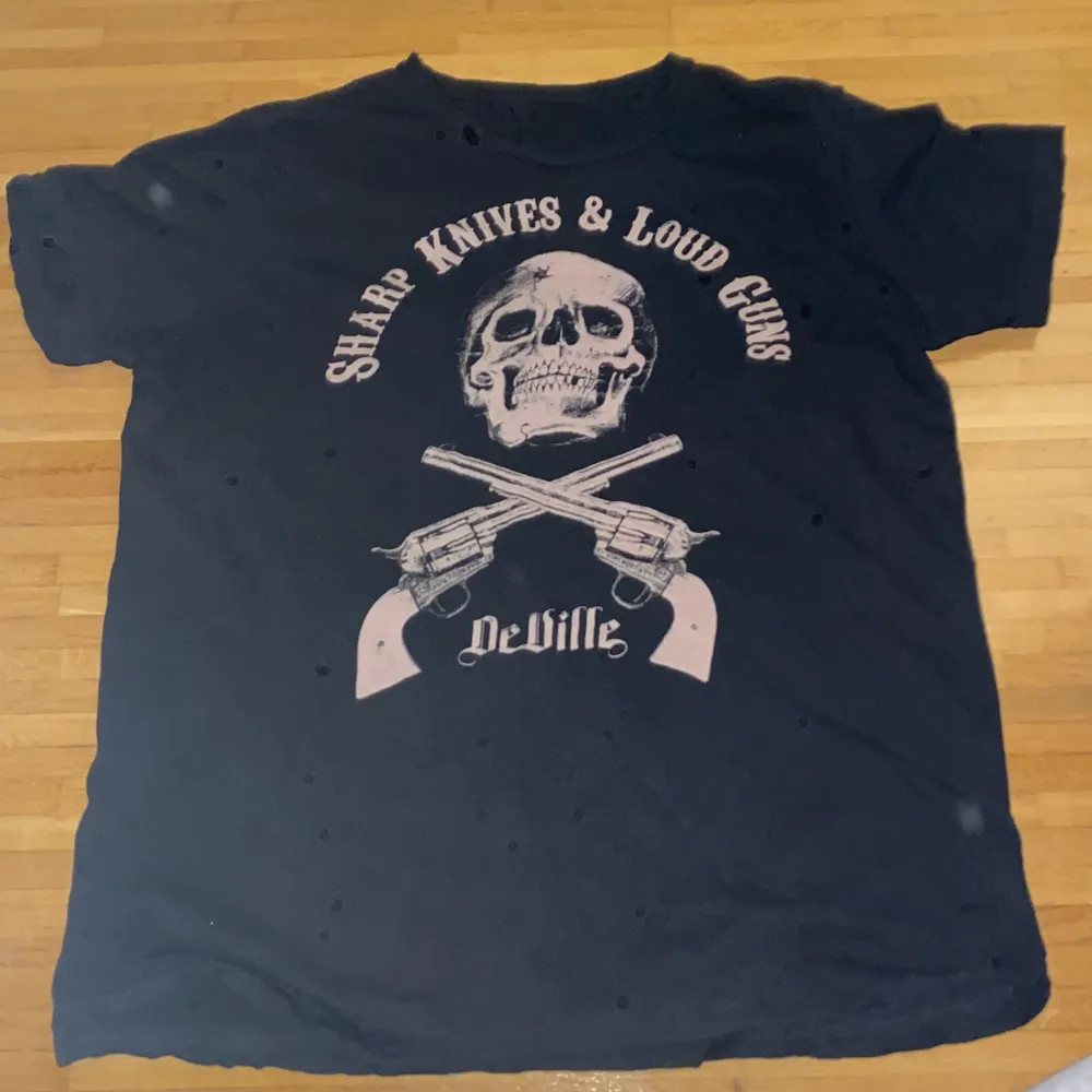 Deville t-shirt ”sharp knives & loud guns”. Vet inte vart ifrån den är, finns ingen lapp. Cool skalle och pistoler tryck.  Använd köp nu!. T-shirts.