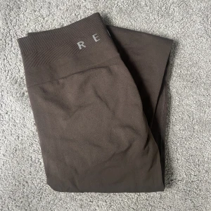 Relode scrunch tights - Säljer mina nästintill oanvända relode tights!! Superbra skick därav högre pris, säljer så de inte kommer till användning☺️passar XS/S🌟