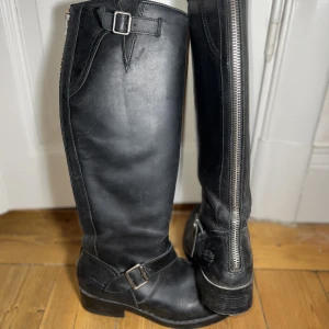 Fina Johnny Bulls stövlar strl 38. - Mycket fina svarta Johnny Bulls stövlar i strl 38. Stora i storleken så är mer som en 39. Fint skick! 🩷🩷