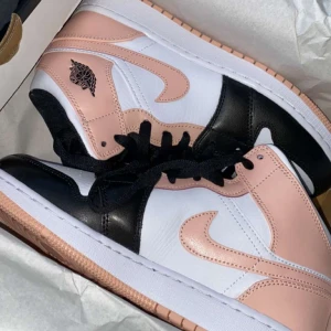  Air Jordan 1 Mid ‘Crimson Tint’ - Säljer min jordans då dom inte kommer till användning mer. Nypris 2599kr säljer för 1300kr