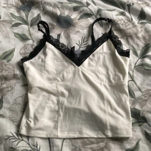 🤍🖤 - Hej! Jag säljer denna toppen från H&M den är svart och vit. Storleken är S, är du intresserad? Dm mig gärna 🤍