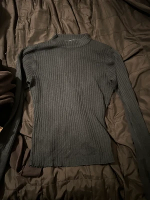 Svart tröja med volangarm - Svart tröja från nelly. Jättefin och detaljerna på armarna gör jättemycket! Använd några gånger, fortfarande i bra skick. 100kr + frakt❤️