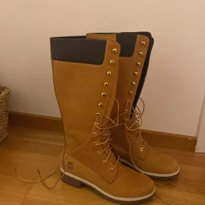 Timberland höga stövlar  - Ett par nya Timberlands som har använts en gång och är i väldigt bra skick Ny pris 2595kr