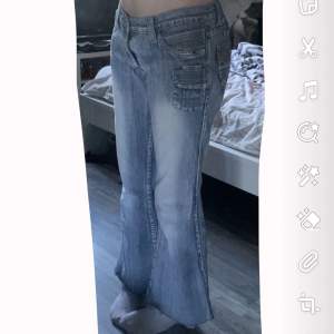 Vintage Lågmidjade jeans med glitter pärlor på fickorna, midjemått 83cm och innebenslängd 77cm. köpta från Plick sen innan