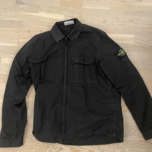 Stone island overshirt - Säljer min stone island overshirt i storlek L pågrund av att den inte används längre. Inga hål eller märken på den. Köpt på cenino