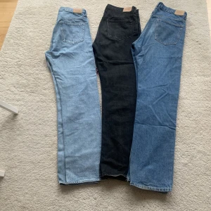 Jeans - Weekday stl. 31/34 Fint skick Blåa och svarta 150:- per st.