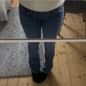 Jeans Low waist  - Säljer mina blå Low waist jeans från zara då de har blivit för små, inga defekter, pris kan alltid diskuteras💕