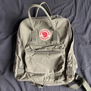 Fjällräven väska - Hej! Säljer min fjällräven väska då den inte kommer till användning! Stryk över tyvärr insidan då det sen tidigare stått namn och tel nr. (Pris kan diskuteras) du står för frakten❤️