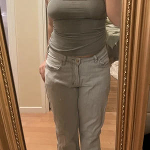 jeans - mid rise jeans i nyskick som tyvärr inte används, byxorna går att ha oversized som low rise! pris kan diskuteras!💕