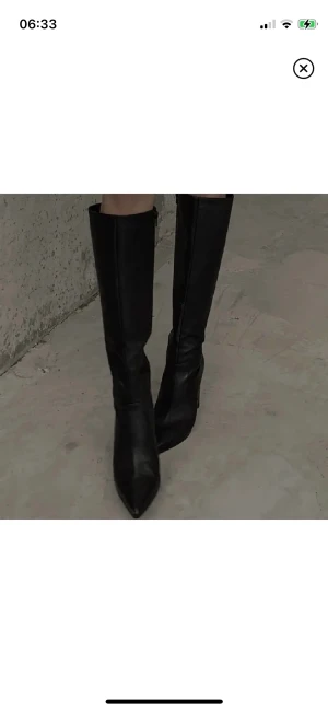Stövlar  - Hej, säljer dessa banger stövlar som tyvärr inte passade mig då jag har storlek 39 men dom är i 38. Kan sänka priset vid snabb affär💕