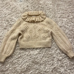 Fin stickad tröja  - En fin stickad tröja med detaljer från Zara, har använts den få gånger men den är för liten nu. Köpte den för 400kr och säljer för 150kr. Storleken är 13-14 år, men ganska kort och liten i storleken. Köpt för cirka ett år sedan. Jag står ej för frakten.