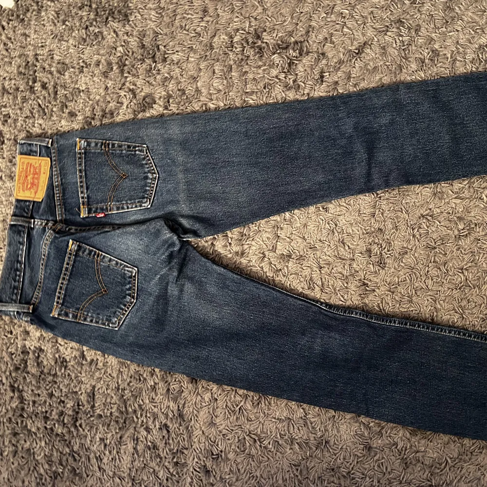 Jätte fina levis jeans i bra skick, som tyvärr blivit för små för mig:( Normal i storleken. Jeans & Byxor.