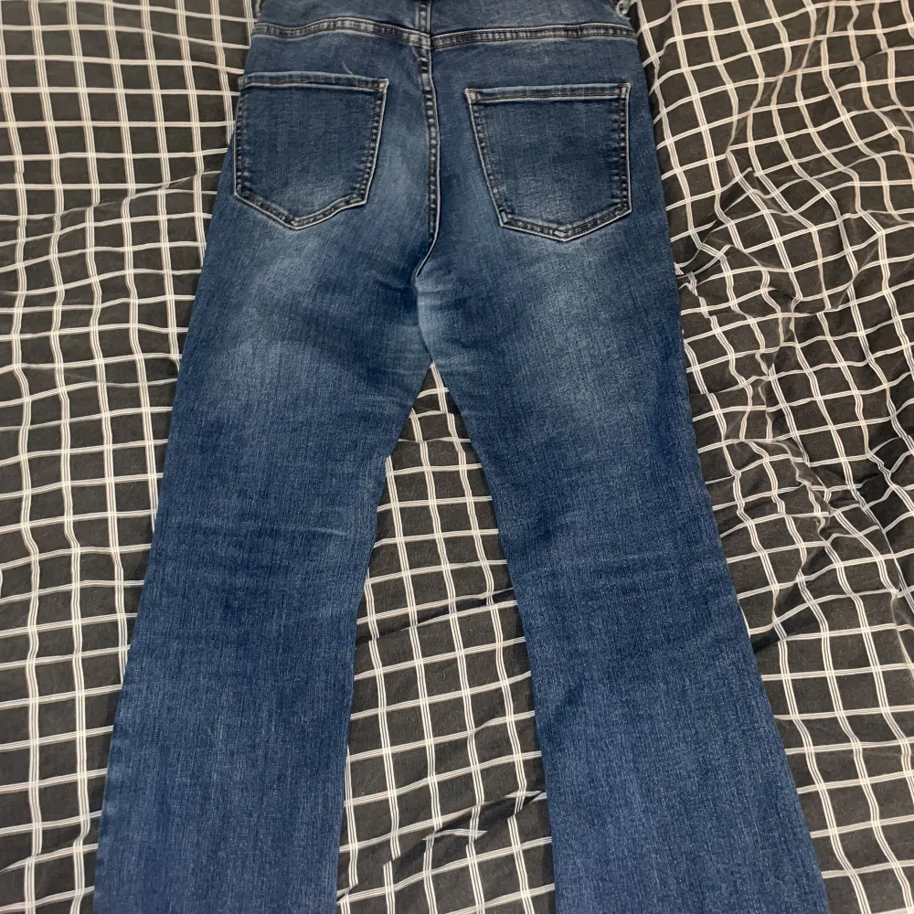 Fina blåa bootcut jeans i bra skick. Jeans & Byxor.