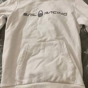 En sail racing hoodie som inte kommer till användning längre köpte för 550 säljer för 150, lägger upp igen pågrund av oseriösköpare