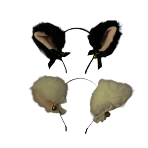 Kattöron Diadem - Kattöron som jag köpte för över 3 år sen, nästan aldrig använda. Har bjällror nedanför örornen på båda. Säljs inte separat :)