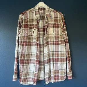 Flanell skjorta Levis  - En snygg och skön flanellskjorta från Levis i storlek S. Passar med båda t-shirt eller inget under. Knappt använt och är i ett nyskick.  Tveka inte av att höra av dig. // Joel