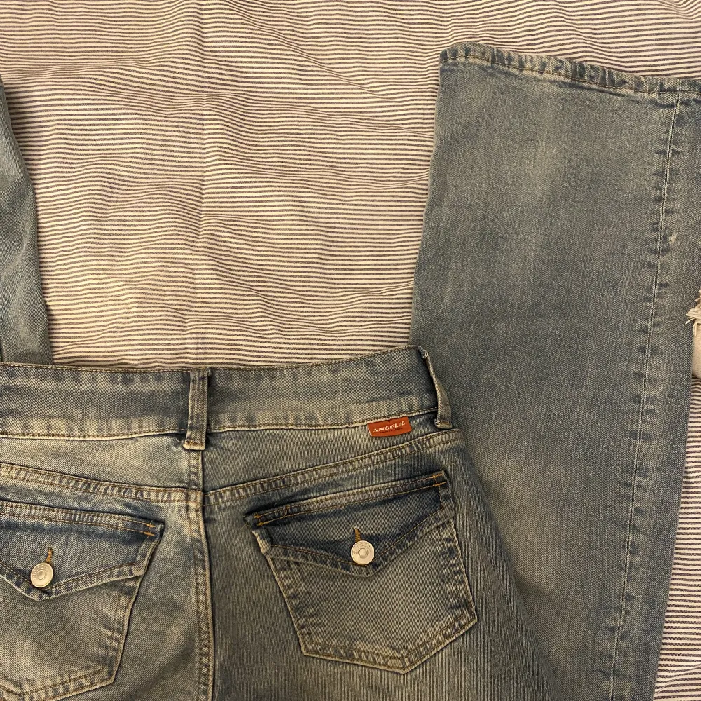 Säljer dessa jättefina low waist jeans med detaljer på bakfickorna💞 Jag säljer dom nu då jag tycker de är för korta på mig nu. Jeansen är från H&M och säljs inte längre! Skriv ifall du har frågor!💞 Kan mötas upp i Örebro🩷. Jeans & Byxor.