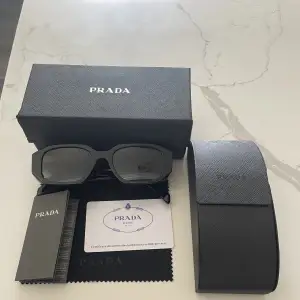 Prada glasögon för 700kr. Dom är rep men är 1:1 (a kopior). Kan bara möta upp vid nordstan och BARA SWISH.