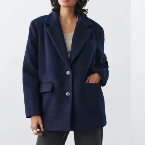 Marinblå kappa - Säljer min jättefina blåa kappa från gina. Aldrig använd med lappen kvar. Säljer då den var förstor på mig 🩵🩵  PM för fler bilder!!