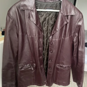Fodrad läder jacka💓 - Jättefin lila/vinröd jacka som är perfekt för hösten-tidig vinter. Jackan är fodrad och köpt vintage. Passar S-L beroende på hur man vill att den ska sitta. Är själv M och den sitter smått oversized
