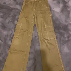 Cargo jeans ifrån HM i färgen olivgrön. Väldigt fina och oversizeade. Lite mindre i midjan. Använda ett par gånger i så väldigt bra skick 