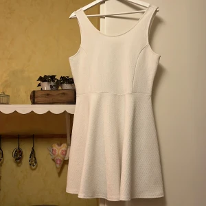 Vit klänning  - Vit klänning ifrån hm 