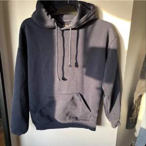 En mörk blå hoodie från bikbok i storlek xs