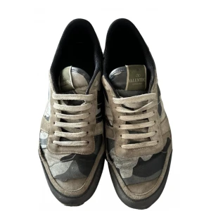 Valentino rockrunners - Säljer nu dessa valentino rockrunners i storlek 42. Skicket är 7/10. Skriv vid frågor och funderingar