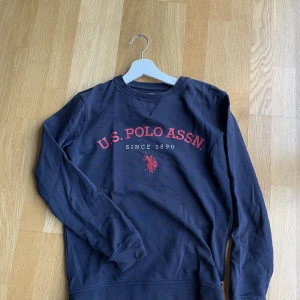 Us Polo Assn Crewneck - Marinblå crewneck || Storlek S Pris kan diskuteras