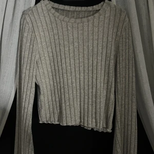 Ribbad tröja - En ribbad tröja från SHEIN, magtröja!  Mjukt material. Storlek L men är mer som en S/M (liten i storlek) Aldrig använd Köpt för 79kr säljer nu för 50kr (Köparen stående frakt!)