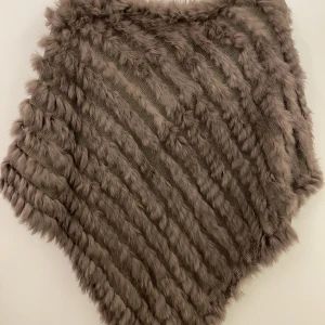 Päls poncho  - Säljer min pälsponcho i fint skick, har används kanske 3 gånger. Storleken är onesize med äkta kaninpäls. Pris kan diskuteras vid snabb affär.