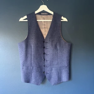 Kostymväst från Riley - En snygg kostymväst från Riley i storleken 46, passar S. Färg-mörkblå. Hör gärna av dig. // Joel