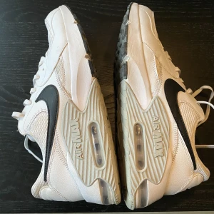 Nya Nike air Max strl 43 - Säljer mina fina Nike air Max strl 43. Använda en gång, säljes pga fel strl. Nypris 1400:-