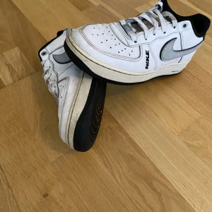 Air force 1 - Jag säljer dessa skor för att jag har vuxit ur dom. Storlek 38,5. Original pris är 1300kr (Ren gjorda)