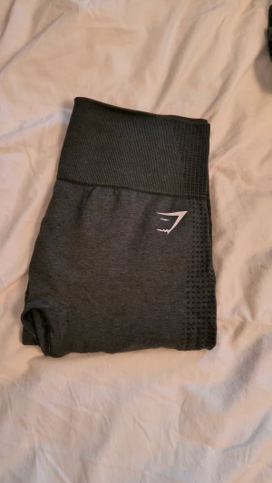 Gymshark tights  - Säljer dessa mörk gråa gymshark tights i storlek S. På insidan av låret är det en liiiten hål (se sista bild). Går lätt att sy ihop! 