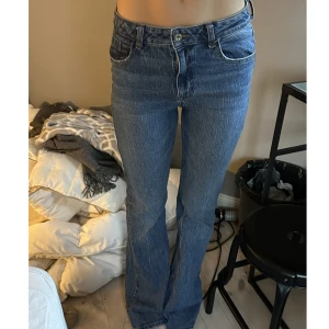 Zara jeans - Säljer dessa snygga mörkblå jeansen från zara. Perfekt färg och är flared/ bootcut. Som man ser på sista bilden har en av hylsorna gått upp lite! Storlek 38 men är stretchiga och passar mig som brukar ha 36.  Midjemått:38 x2 cm Innerbenslängd : 85 cm