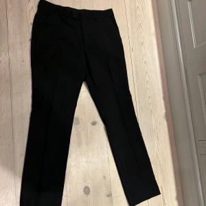 Kostymbyxor bläck - Svarta kostymbyxor från bläck. Passar mig inte längre.  Stl 48, regular fit Skick 9/10 varför en nia undrar ni kanske, jo jag har inte strukit pressvecken😁
