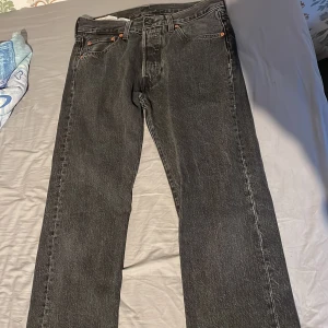 501 Levis jeans - Som ny . Liten deffect vid knapphålet vilket man ser i bild 4. Orginal pris är 1200.