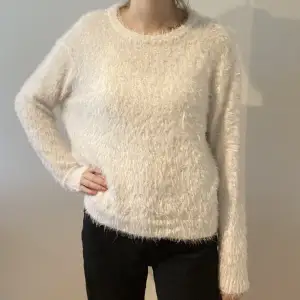 Fluffig vit tröja från H&M divided i storlek M. Superskön och mjuk. Använd några gånger men inte alls mycket. Säljer pga att den inte kommer till användning 