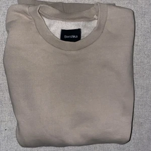 Bershka crewneck  - Skitsnygg crewneck hoodie från bershka. Varm och skön. Köpt på Zalando för ett halvår sen ungefär och använd kanske en eller 2 gånger. Nyskick. Säljer pga att den inte riktigt är i min stil. Nypris Ca 300kr 