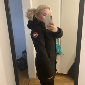 Canada goose jacka - Ska då sälja min älskade jacka då jag inte använder den längre, köpte den föra året 2022 i december, super fin ser nästintill ny ut inga skaddor (den är ny tvättad oxå på en kemtvätt) PRIS GÅR ATT DISKUTERAS🤩🤩