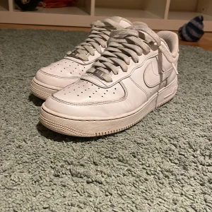 Airforce 1 - Säljer nu mina airforce 1 då jag inte använder dom.  Sköna och snygga skor lätta att styla, cond 7/10. Skriv om du har några frågor.