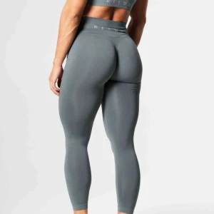 Träningstights relode - Säljer mina ursnygga prime scrunch tights från relode som är SÅ populära!! Strl XS men passar mig som har S då dom är väldigt stretchiga och stora i storlek! Nypris: 699kr