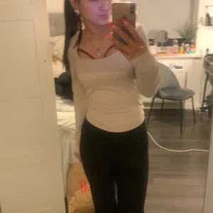 Hm tröja  - Tröja från hm lite beige/kaki färg. Knappt använd Jätte skönt material Inga defekter Nypris ca 150kr Köparen står för frakt❤️