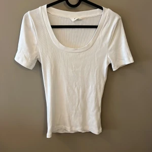 T-shirt - Tröja från Gina som tyvärr aldrig kom till användning. Fin u ringning.